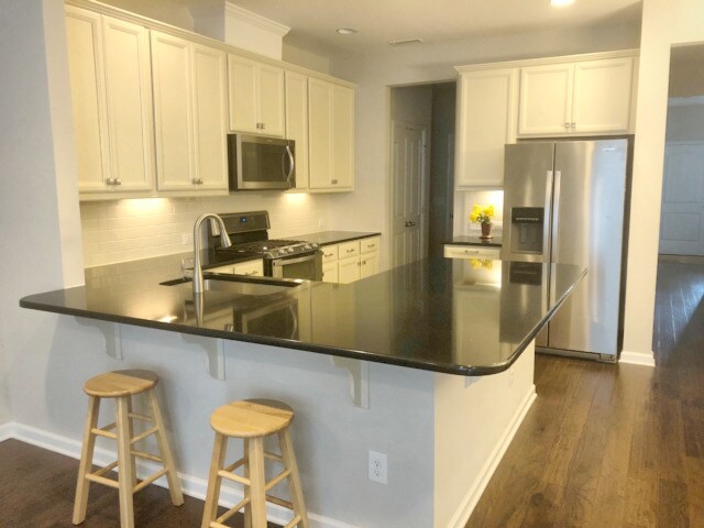 Building Photo - Beautiful 3 Bedroom Townhouse in Waterston...