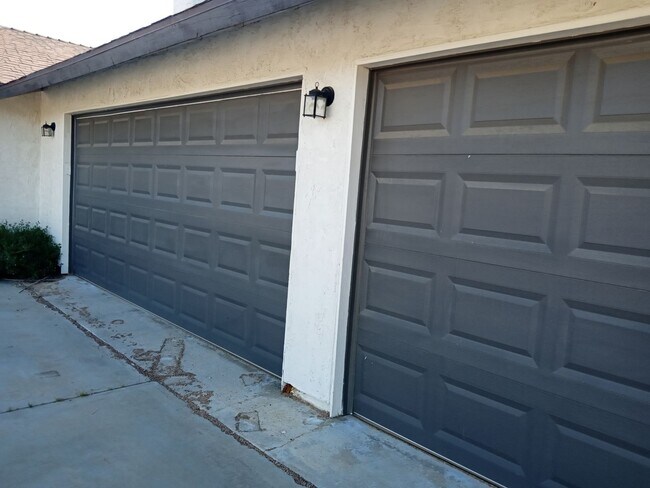 Building Photo - Wonderful Large 3 Bedroom 2 Bath in Yucca ...