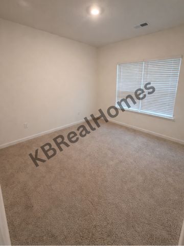 Building Photo - 450 Lilly Dr