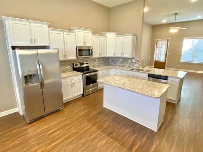 Building Photo - 100 Fairway Hills Dr