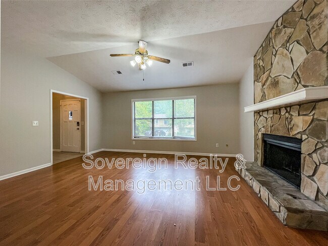 Foto del edificio - 2217 Lowtrail Ct