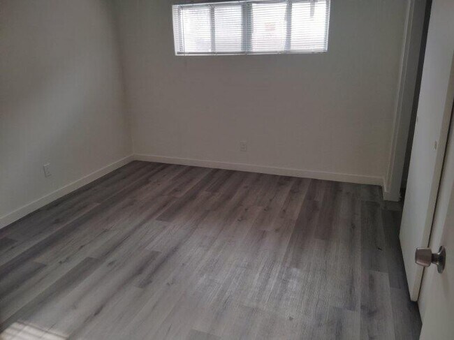Foto del edificio - 1402 E Desert Inn Rd