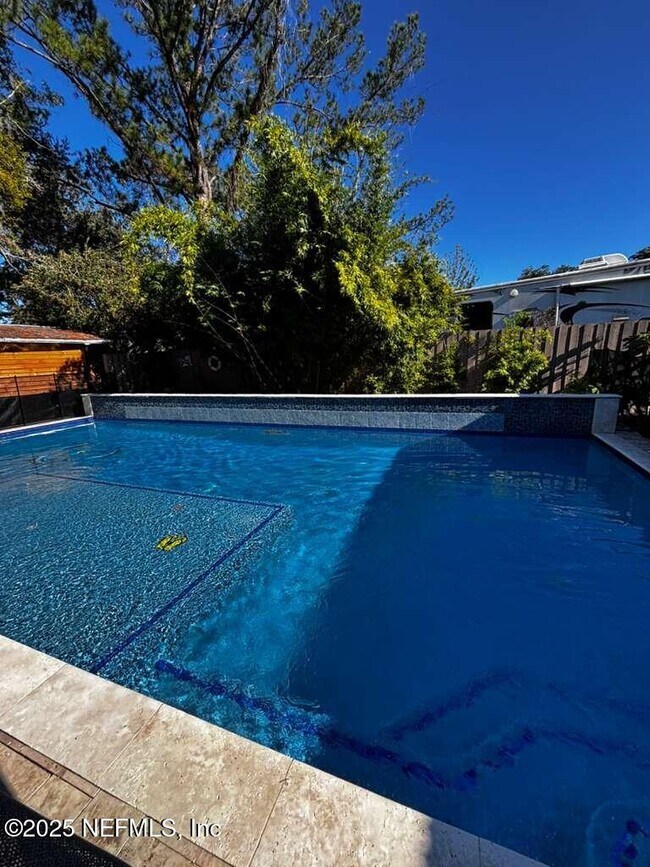 Foto del edificio - 1363 Crosby Ln