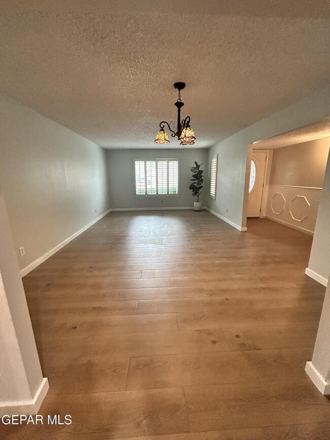 Building Photo - 3610 Buxton Dr