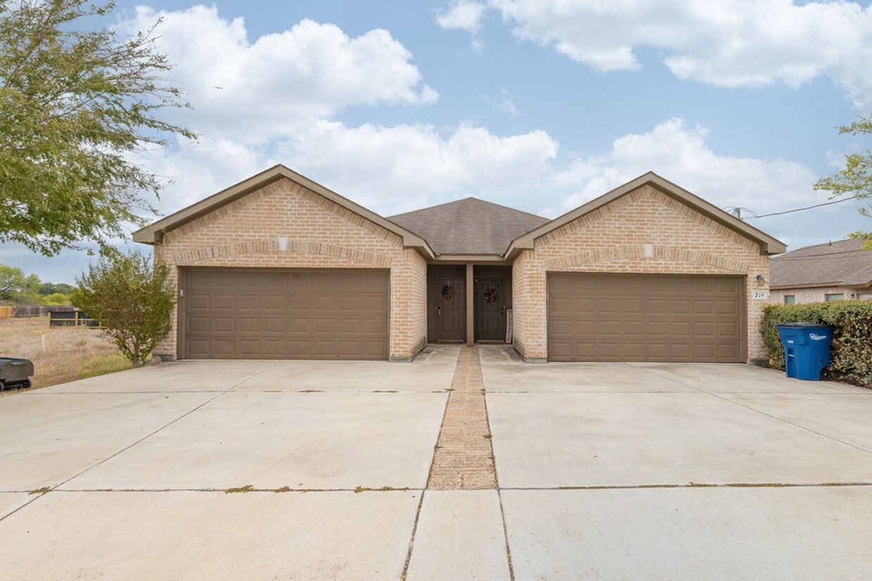 216 Stone Gate Dr, New Braunfels, TX 78130 Townhome Rentals in New