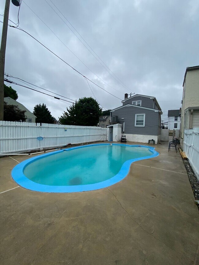 Foto del edificio - Beautiful three bed, 1.5 bath single-family home for rent with inground pool
