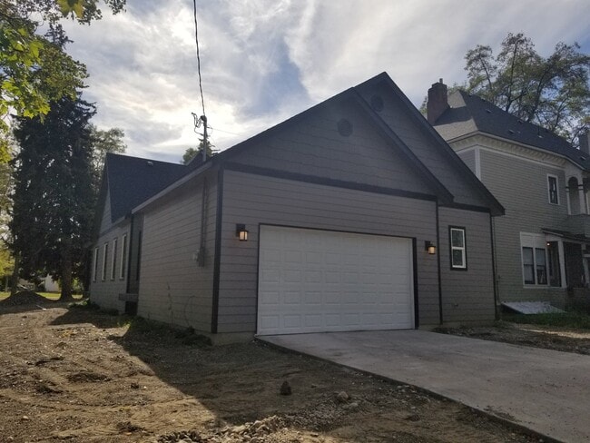 Foto del edificio - Newer 5 Bed, 3 Bath Home with over 3100+ s...