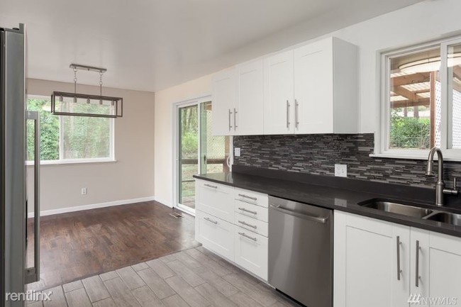 Building Photo - 4 br, 2.5 bath House - 16353 SE 40th St