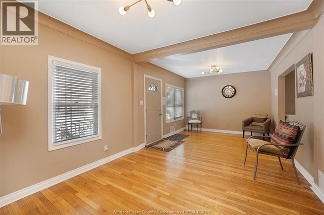 Building Photo - 907 Gladstone Ave