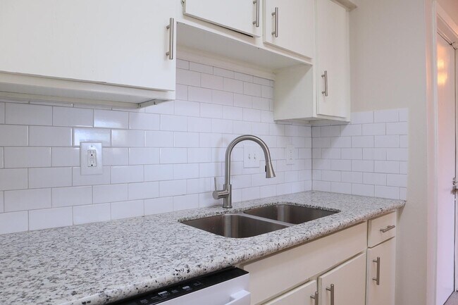 Building Photo - 8427 Hearth Dr