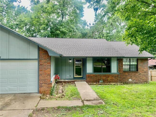Building Photo - 2441 N Hampton Ct