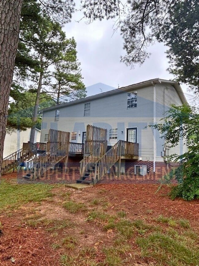 Building Photo - Quiet, convenient location!
