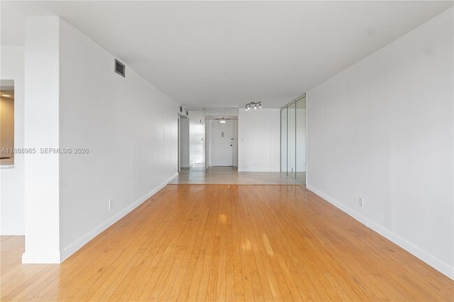 Building Photo - 800 Parkview Dr