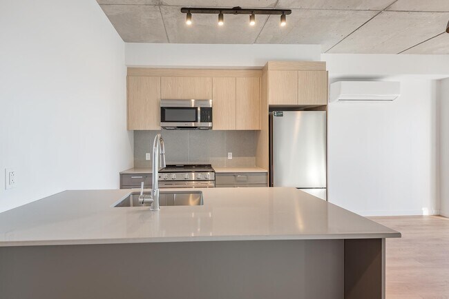 Building Photo - E717