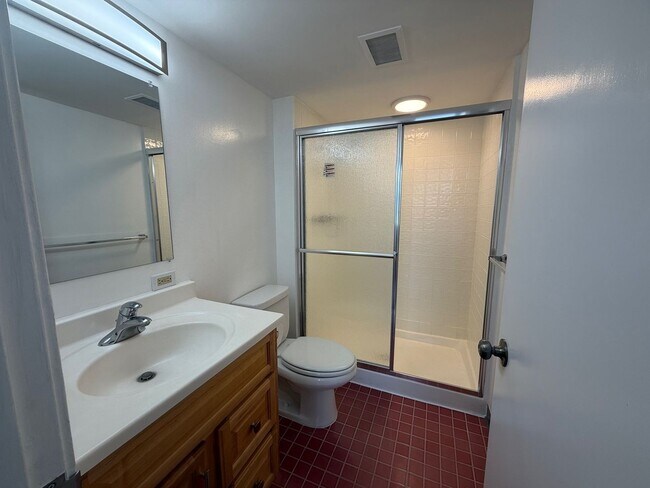 Foto del edificio - Newly Renovated 2 Bedrooms, 2 Full Baths with Parking at Century West