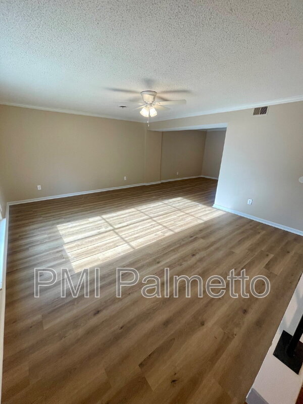 Foto del edificio - 4704 Palm Tree Ln