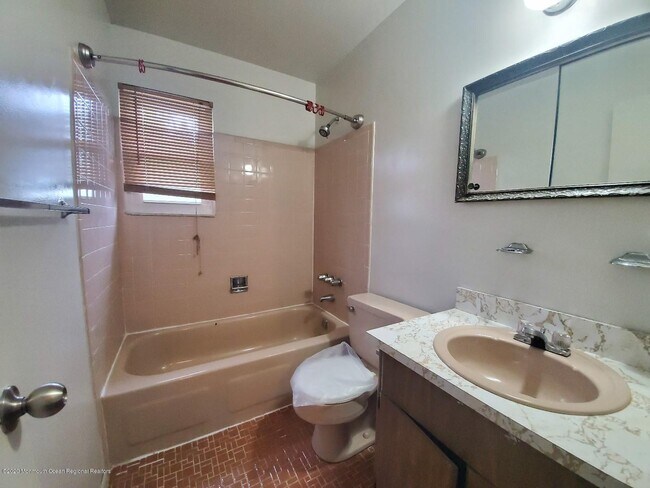 Building Photo - 272B Sawmill Rd