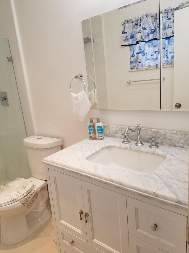 Master bath - 2500 NE 9th St