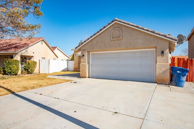 Foto del edificio - West Lancaster 3 bedroom available now!