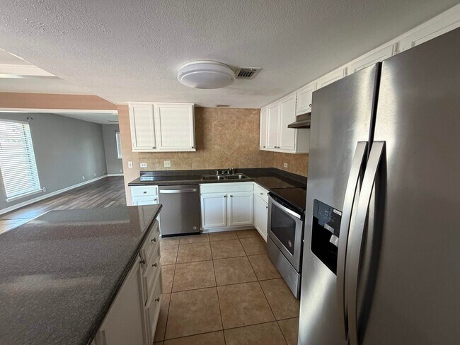 Foto del edificio - 211 Lakebend Cir