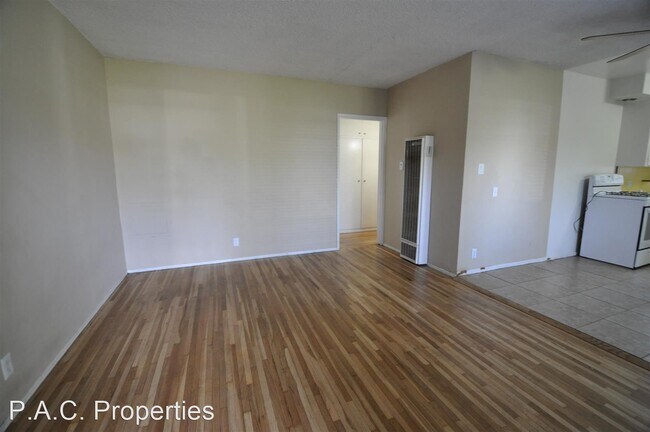 Building Photo - 1 br, 1 bath Apartment - 6417 Whitsett Ave...