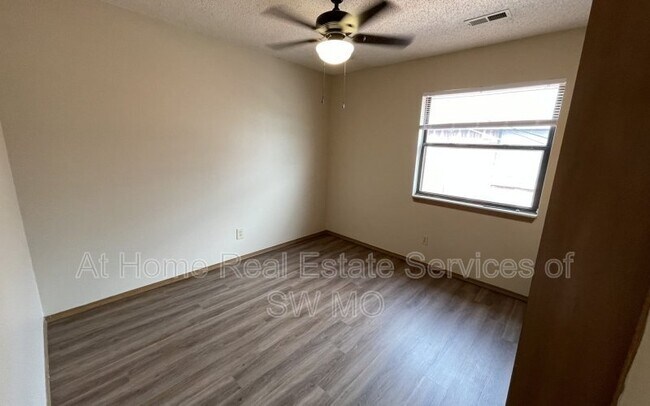 Building Photo - 2856 S Rogers Ave