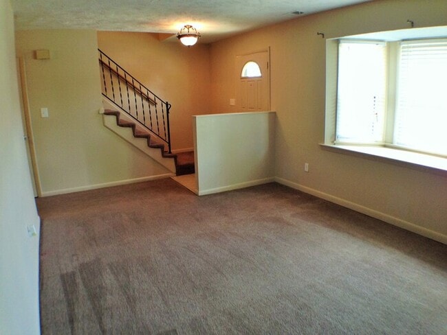 Building Photo - COZY YET SPACIOUS 4 BED/2.5 BATH TOWNHOME!...