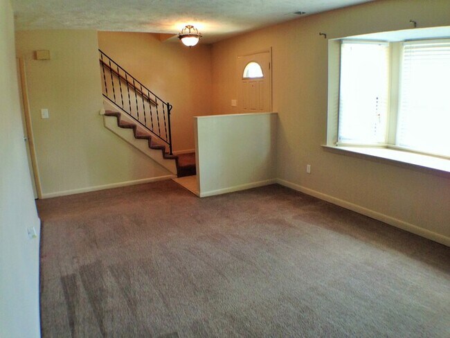 Foto del edificio - COZY YET SPACIOUS 4 BED/2.5 BATH TOWNHOME!...