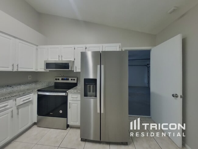Building Photo - 1490 Club Dr