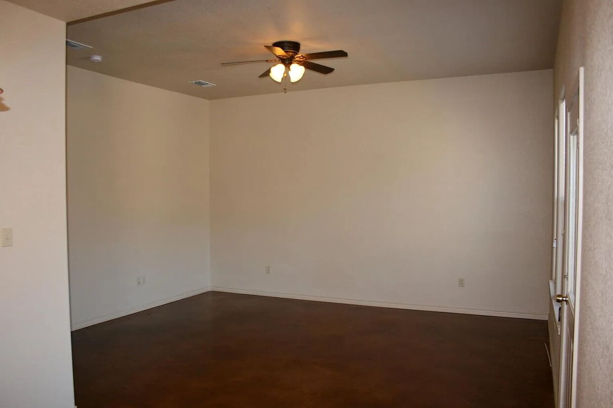 Foto del edificio - 3 bedroom 1 bath duplex