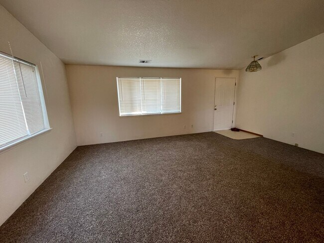 Building Photo - 3 Bedroom 2 Bath Home with 2 Car Garage