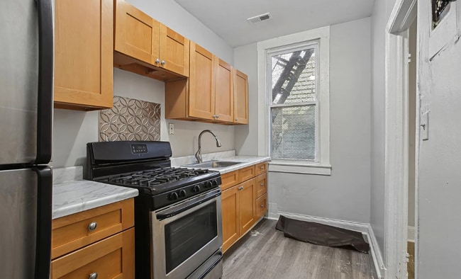 Building Photo - 255X W Lombard St