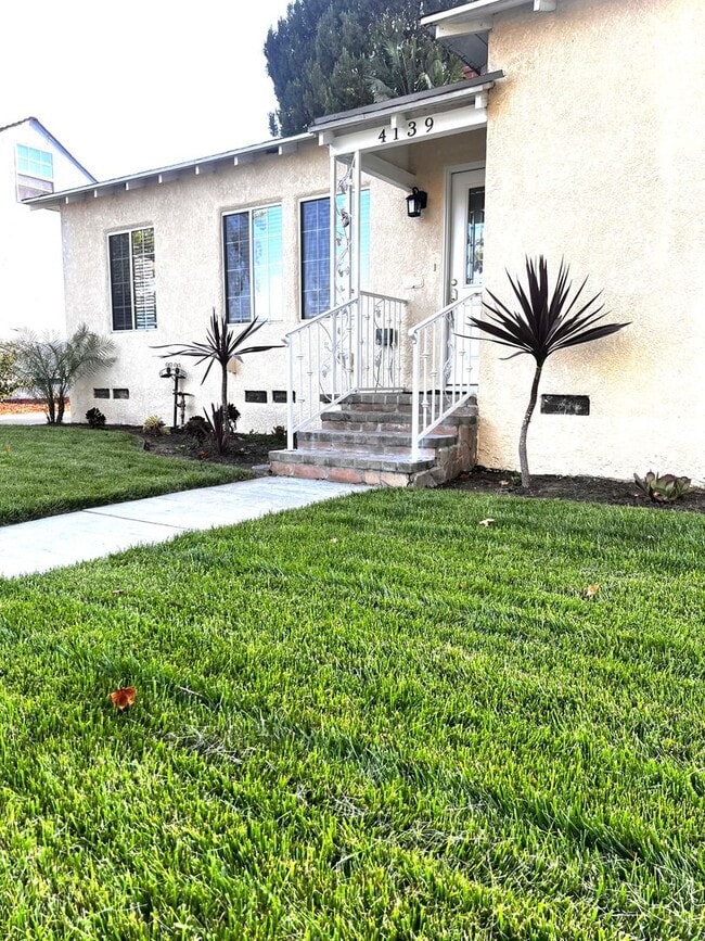 Building Photo - Single Family. 3-bed Home - Desireable Neighborhood!