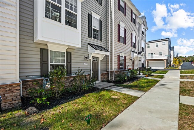 Building Photo - Beautiful 3-Bedroom Townhome close to Down...