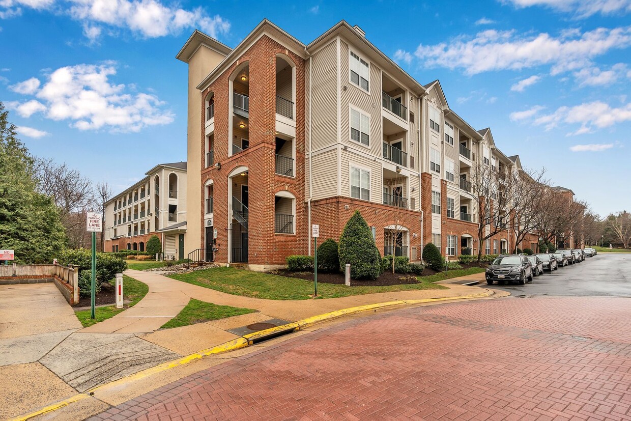 Primary Photo - Beautiful 1 Bedroom 1 Bathroom Condo In Much Sought After Exchange At Van Dorn