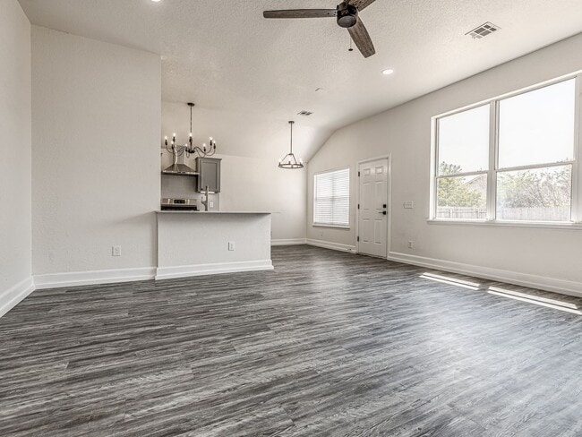 Building Photo - Newly remodeled home in Yukon!