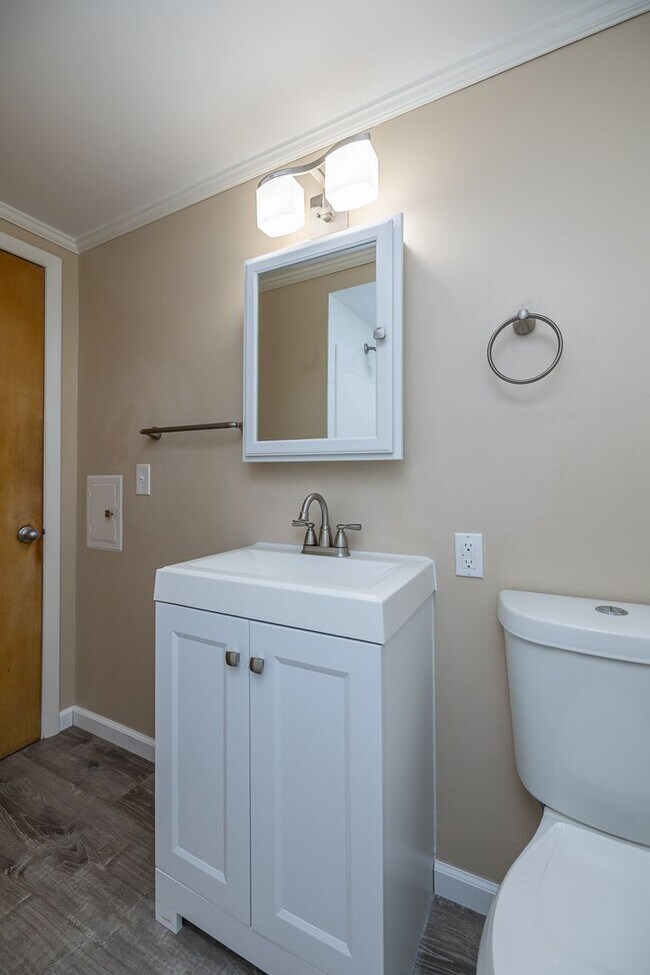 Building Photo - Newly Renovated - Spacious 4 Bedroom - 2 B...