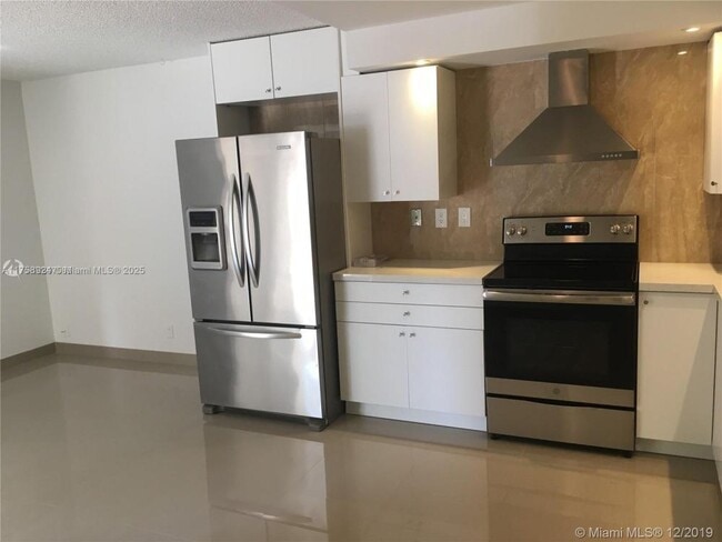 Building Photo - 3 bedroom in Hallandale FL 33009