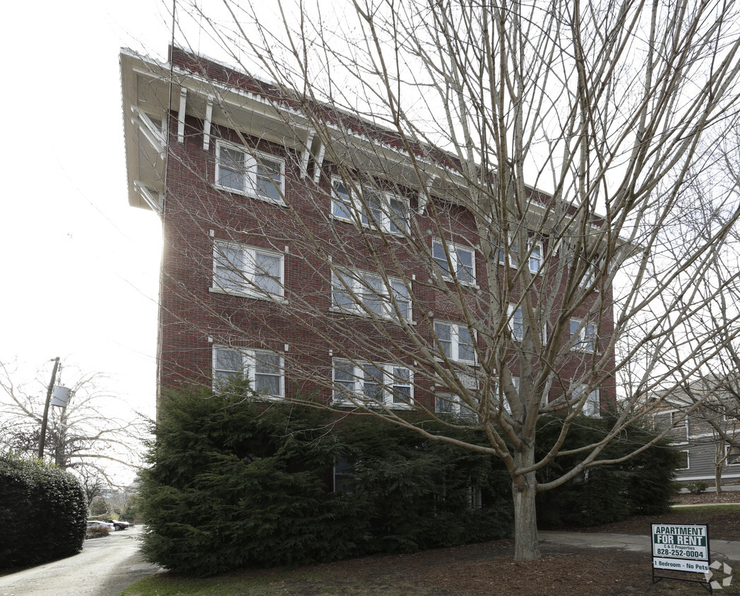 Building Photo - Commodore Apartments