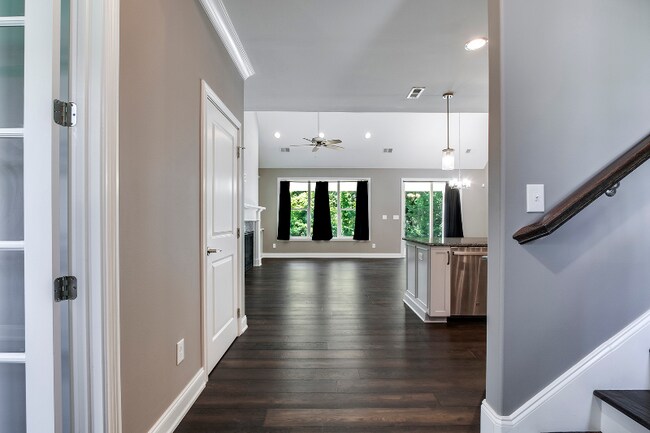 Building Photo - 318 Chatuga Ln