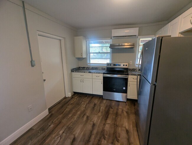 Foto del edificio - Charming 1 Bedroom 1 Bath Condo. Utilities included. Fury friends Welcome!