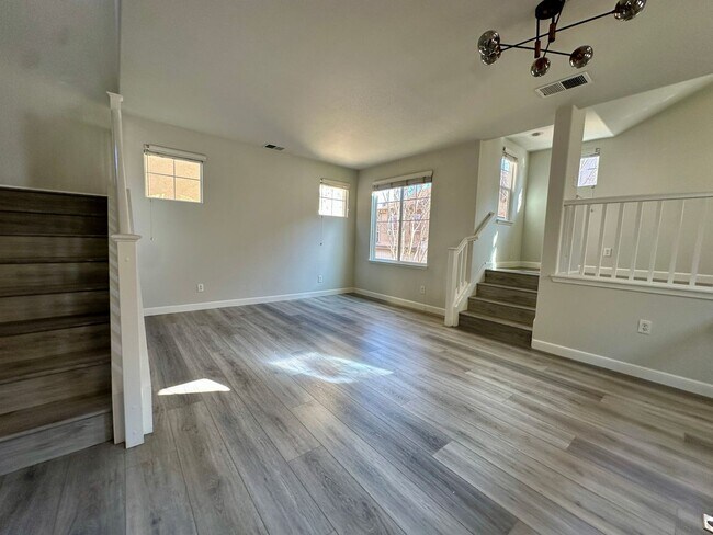 Foto del edificio - STYLISH SPACES FACING A GREENBELT DETACHED HOME | BLOCKS FROM EVERYTHING