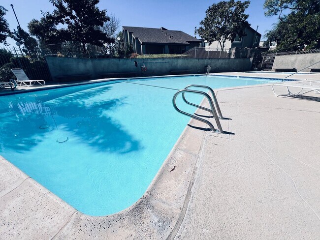 Foto del edificio - Peaceful 3/1.5 Tierrasanta Condo - Villa M...