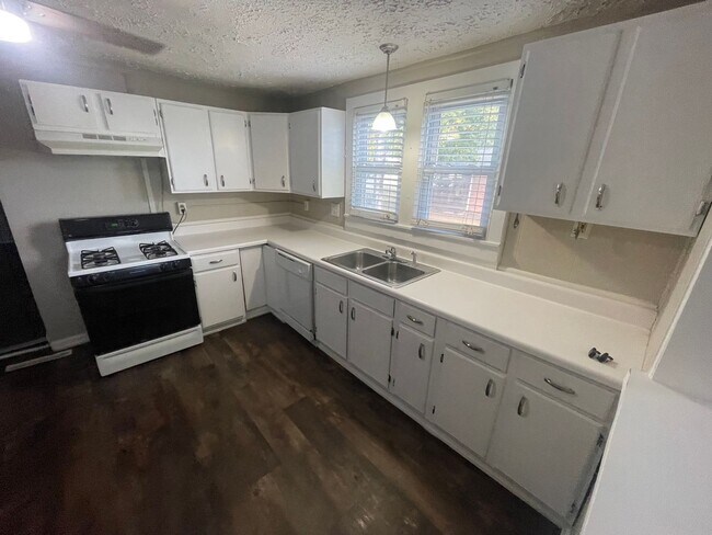 Foto del edificio - Coming Soon ! Large 2 BR single family hom...