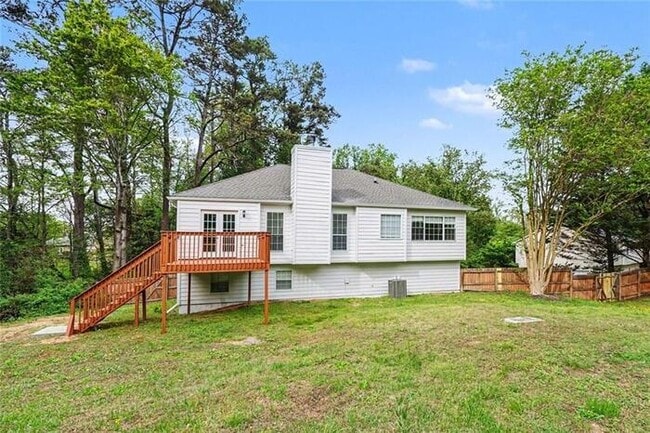Building Photo - Beautiful, move-in ready split-level home in Hoschton