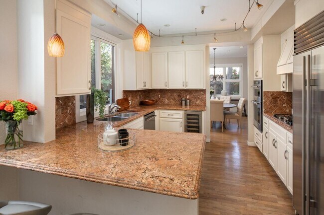 Building Photo - Stunning Menlo Park Townhome