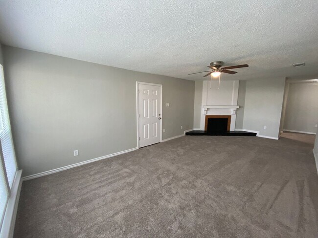 Foto del edificio - Charming Unit with Vaulted Ceilings & Fire...