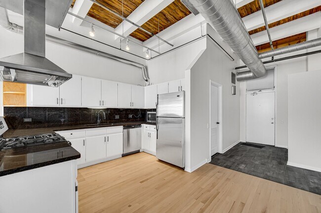 Foto del edificio - Fulton Market 2 Bed/2 Bath Timber Loft! Brand New Hardwood Floors! Rooftop Deck!