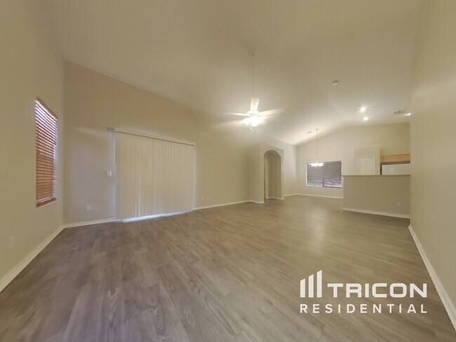 Building Photo - 3921 N 125th Dr