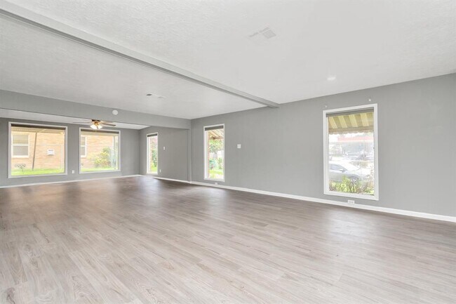 Building Photo - 2015 Dumble St